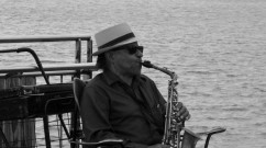 Music artist at the Mississippi River in New Orleans